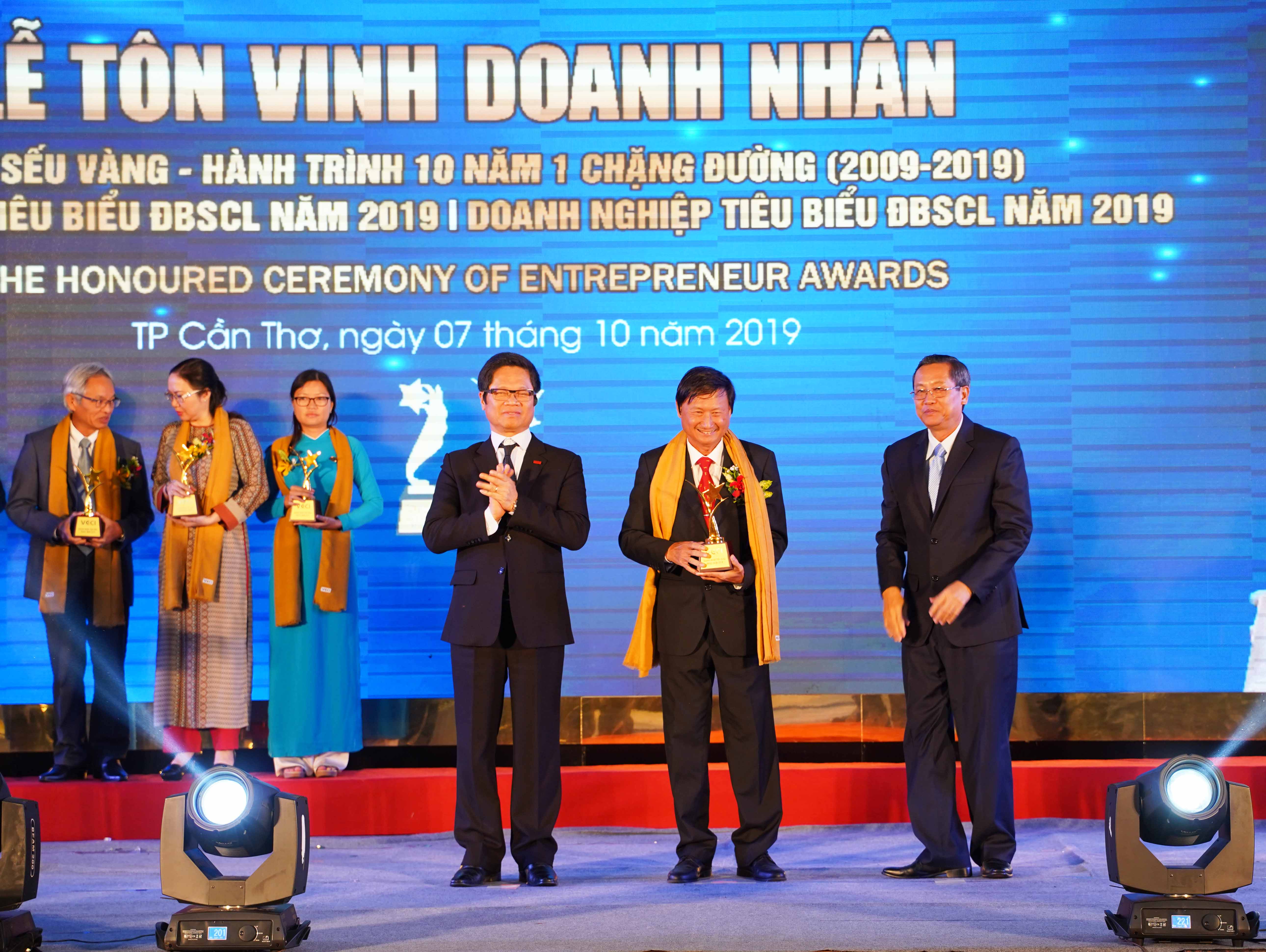 Petimex được tôn vinh “doanh nghiệp và doanh nhân tiêu biểu khu vực đồng bằng sông cửu long năm 2019. (07/10/2019) Petimex được tôn vinh “doanh nghiệp và doanh nhân tiêu biểu khu vực đồng bằng sông cửu long năm 2019. (07/10/2019)