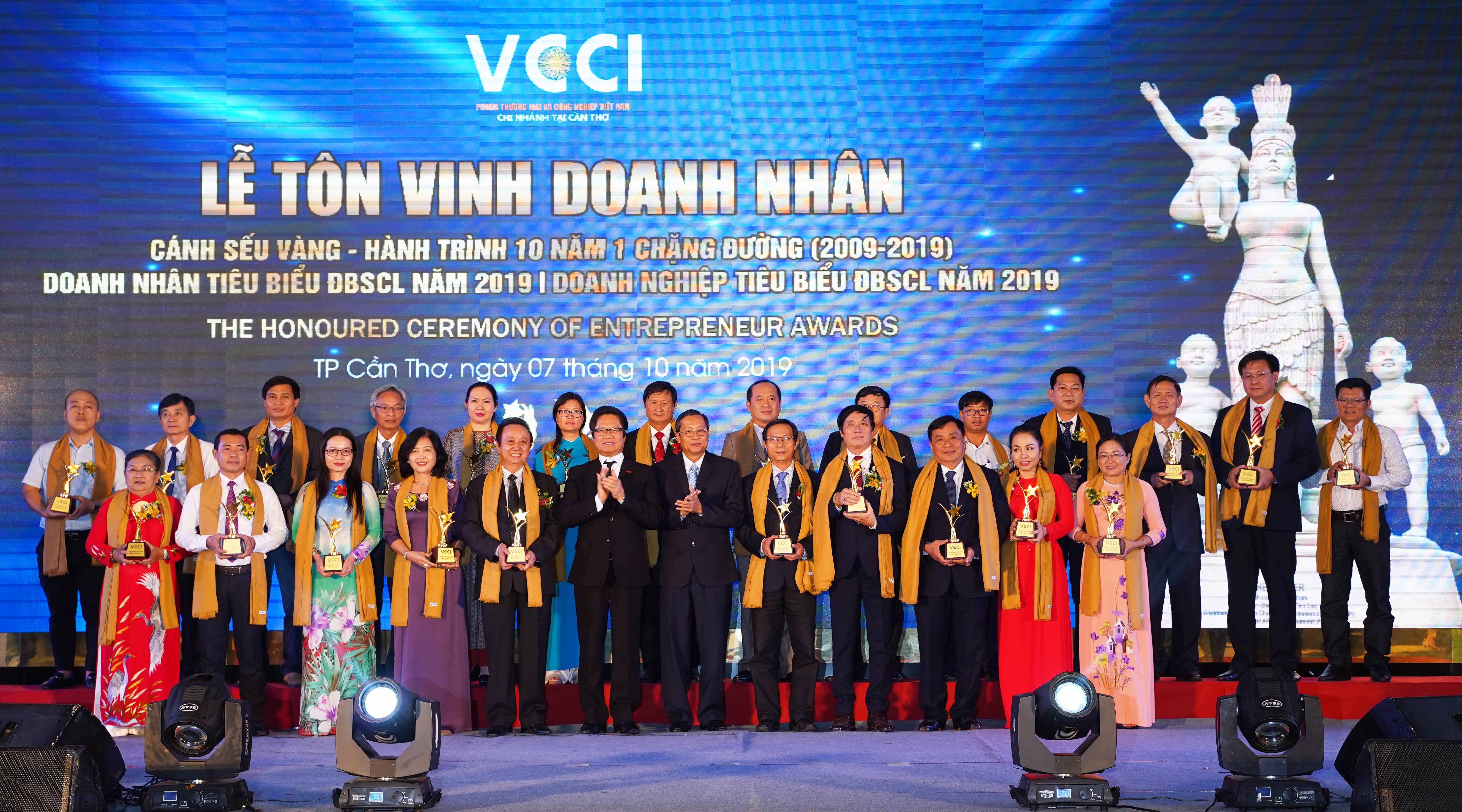 Petimex được tôn vinh “doanh nghiệp và doanh nhân tiêu biểu khu vực đồng bằng sông cửu long năm 2019. (07/10/2019) Petimex được tôn vinh “doanh nghiệp và doanh nhân tiêu biểu khu vực đồng bằng sông cửu long năm 2019. (07/10/2019)
