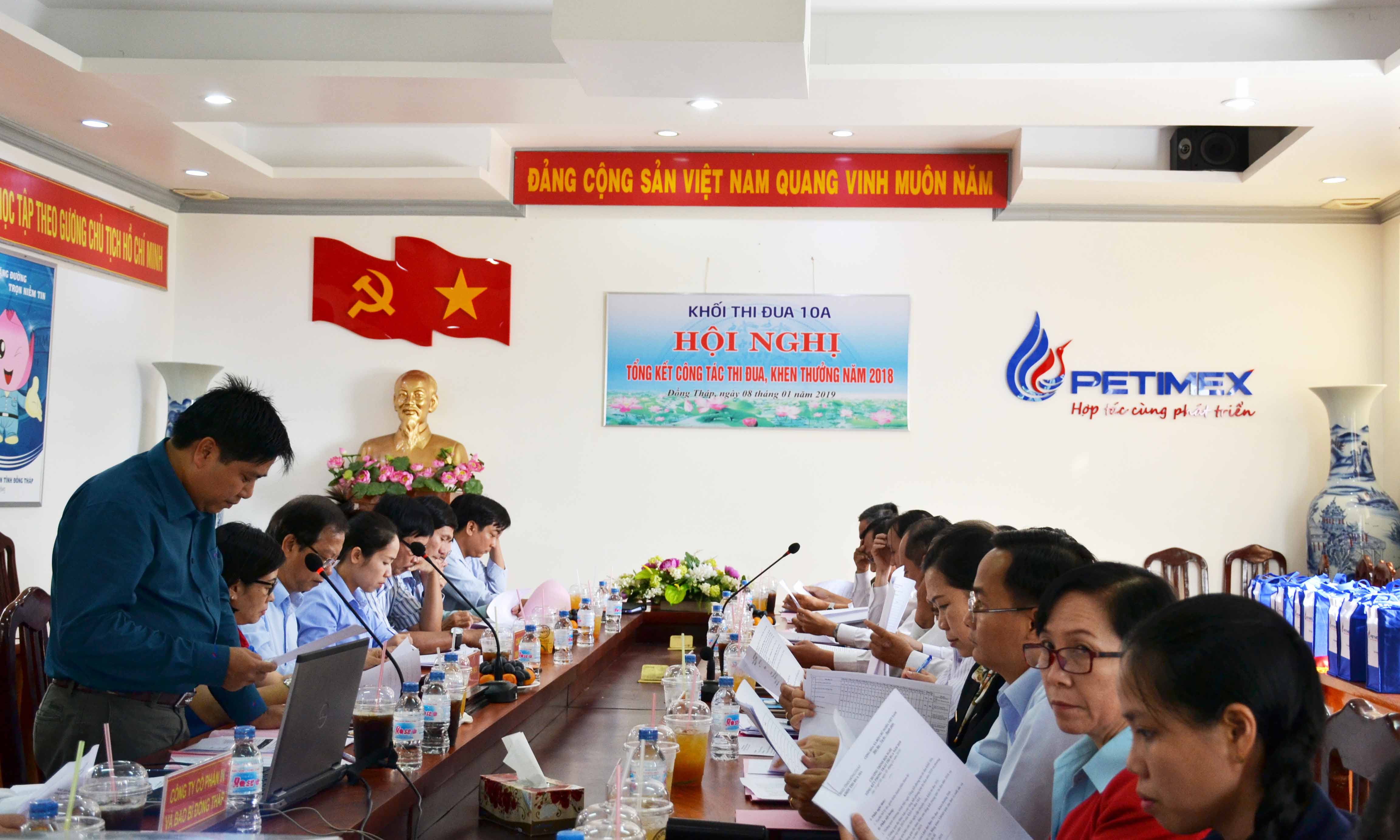 Hội nghị tổng kết công tác thi đua, khen thưởng khối 10a năm 2018 (09/01/2019) Hội nghị tổng kết công tác thi đua, khen thưởng khối 10a năm 2018 (09/01/2019)