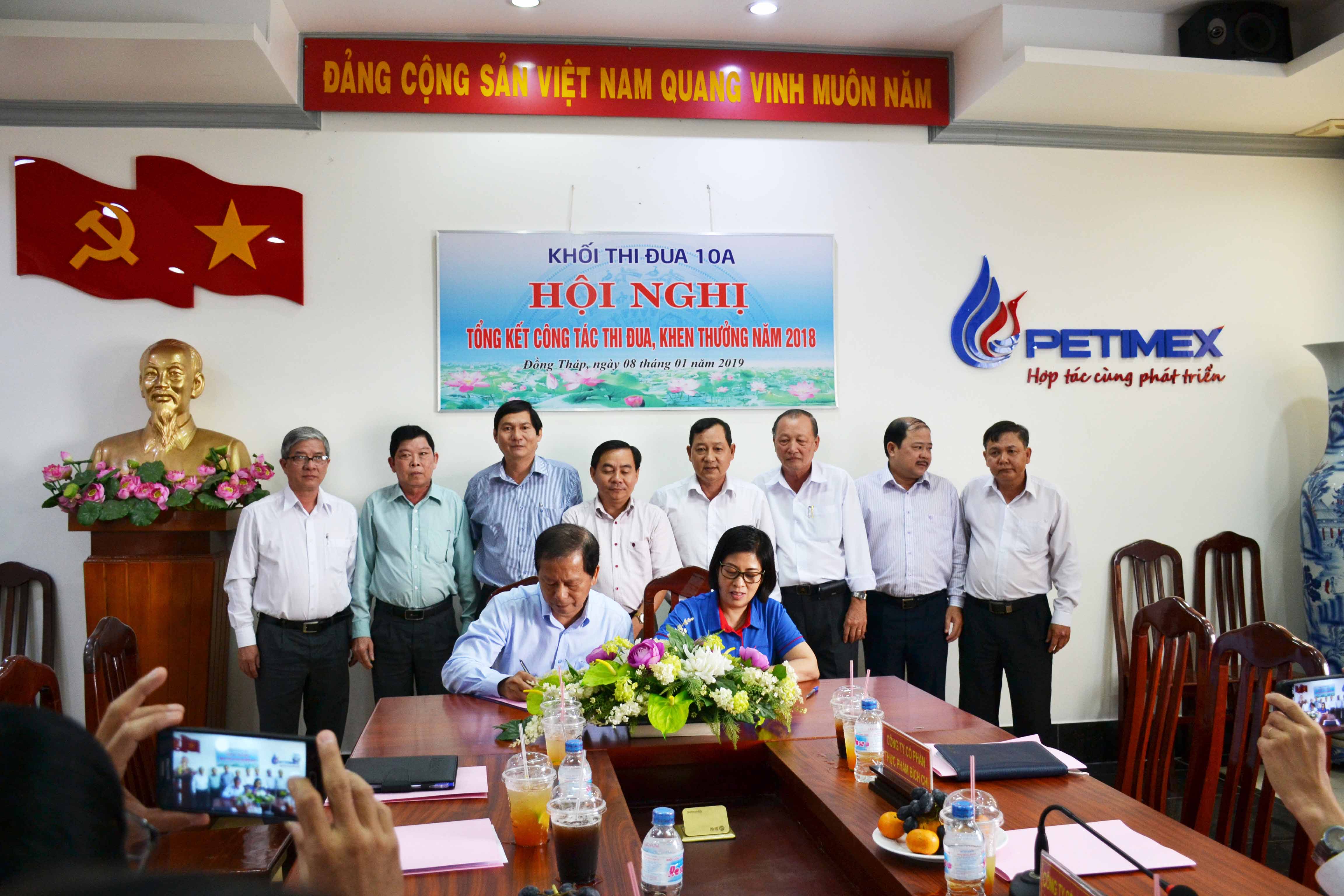 Hội nghị tổng kết công tác thi đua, khen thưởng khối 10a năm 2018 (09/01/2019) Hội nghị tổng kết công tác thi đua, khen thưởng khối 10a năm 2018 (09/01/2019)