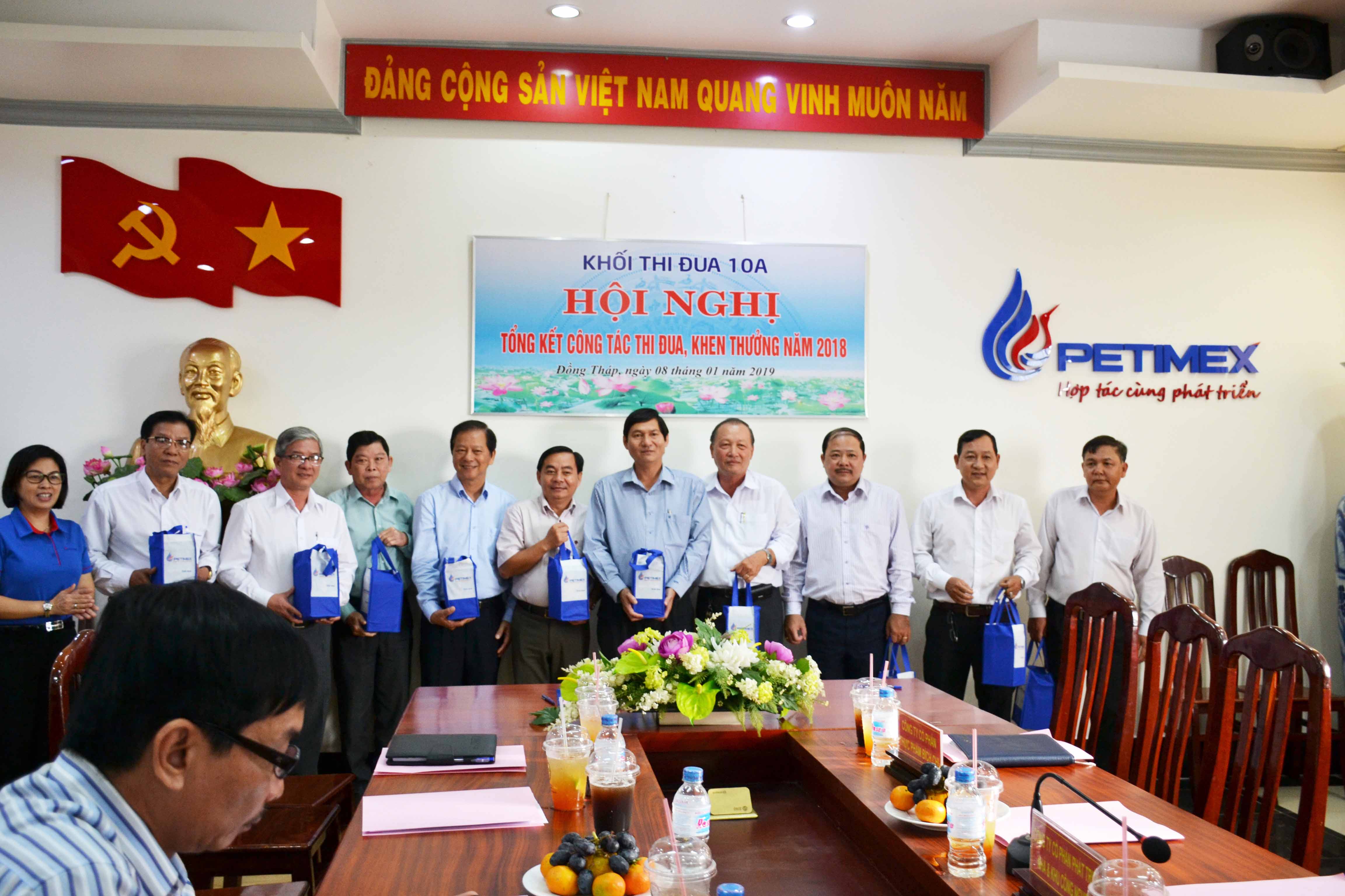 Hội nghị tổng kết công tác thi đua, khen thưởng khối 10a năm 2018 (09/01/2019) Hội nghị tổng kết công tác thi đua, khen thưởng khối 10a năm 2018 (09/01/2019)