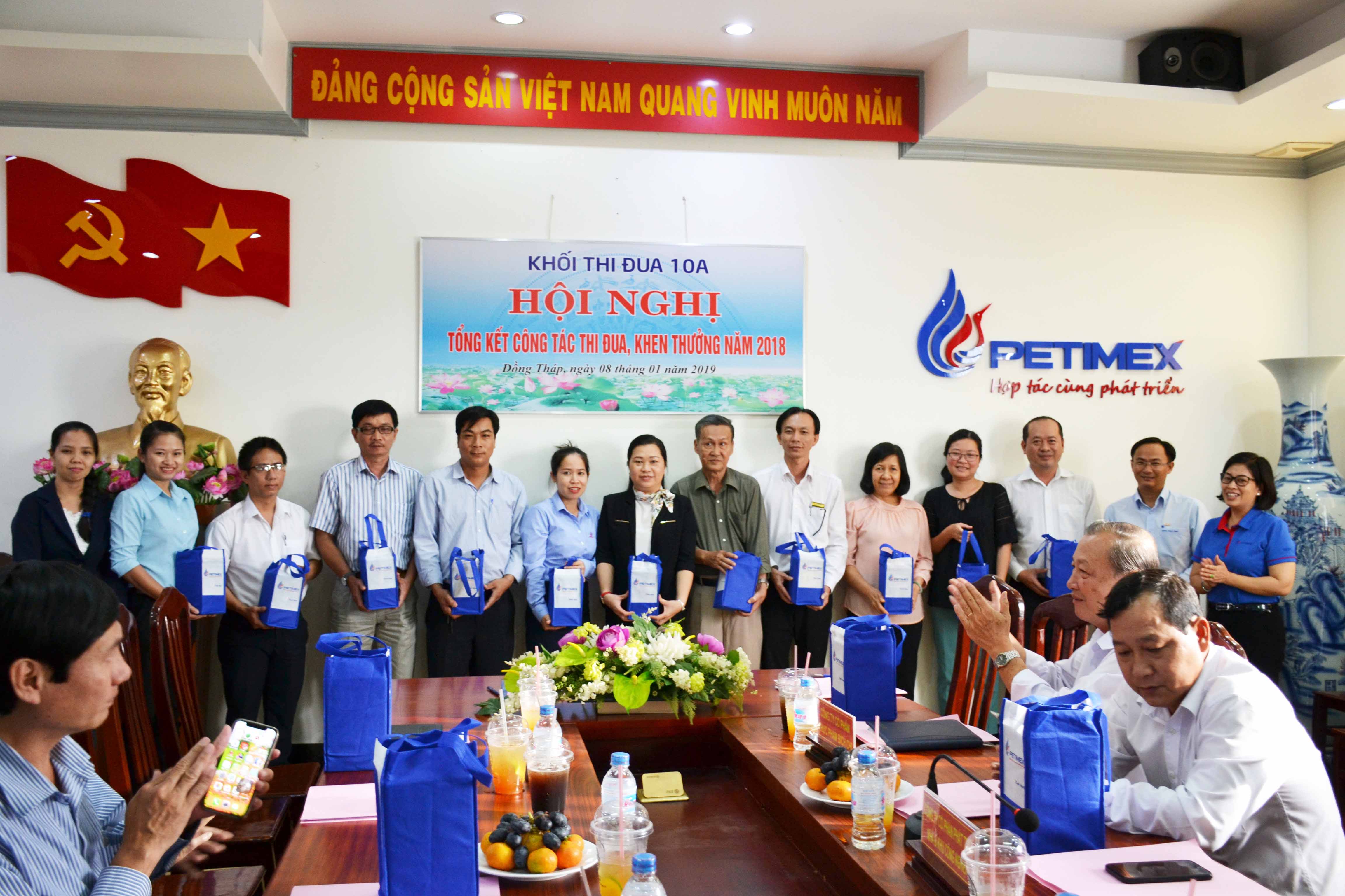 Hội nghị tổng kết công tác thi đua, khen thưởng khối 10a năm 2018 (09/01/2019) Hội nghị tổng kết công tác thi đua, khen thưởng khối 10a năm 2018 (09/01/2019)