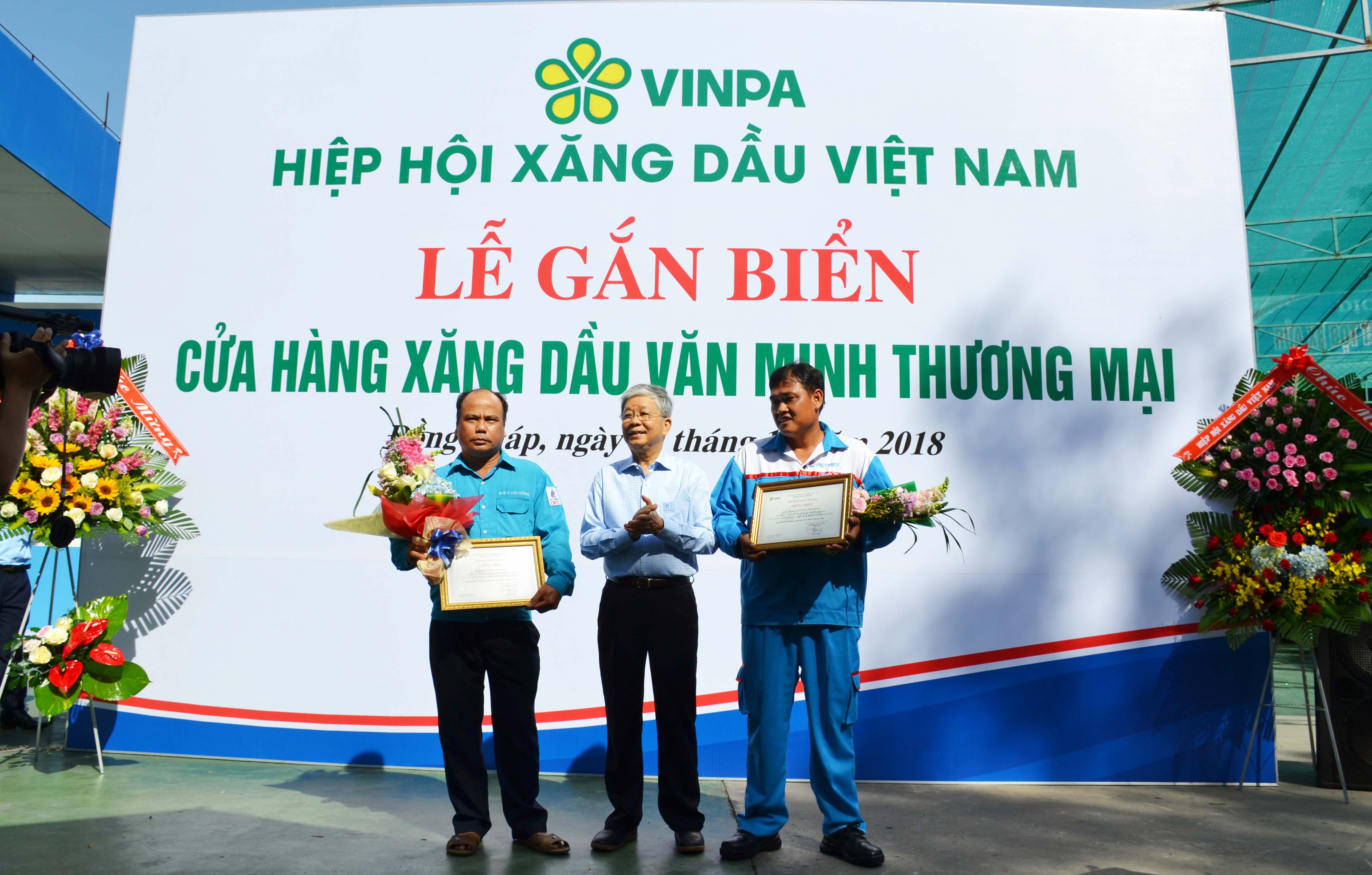 Petimex tổ chức lễ gắn biển “cửa hàng xăng dầu văn minh thương mại”. (09/11/2018) Petimex tổ chức lễ gắn biển “cửa hàng xăng dầu văn minh thương mại”. (09/11/2018)