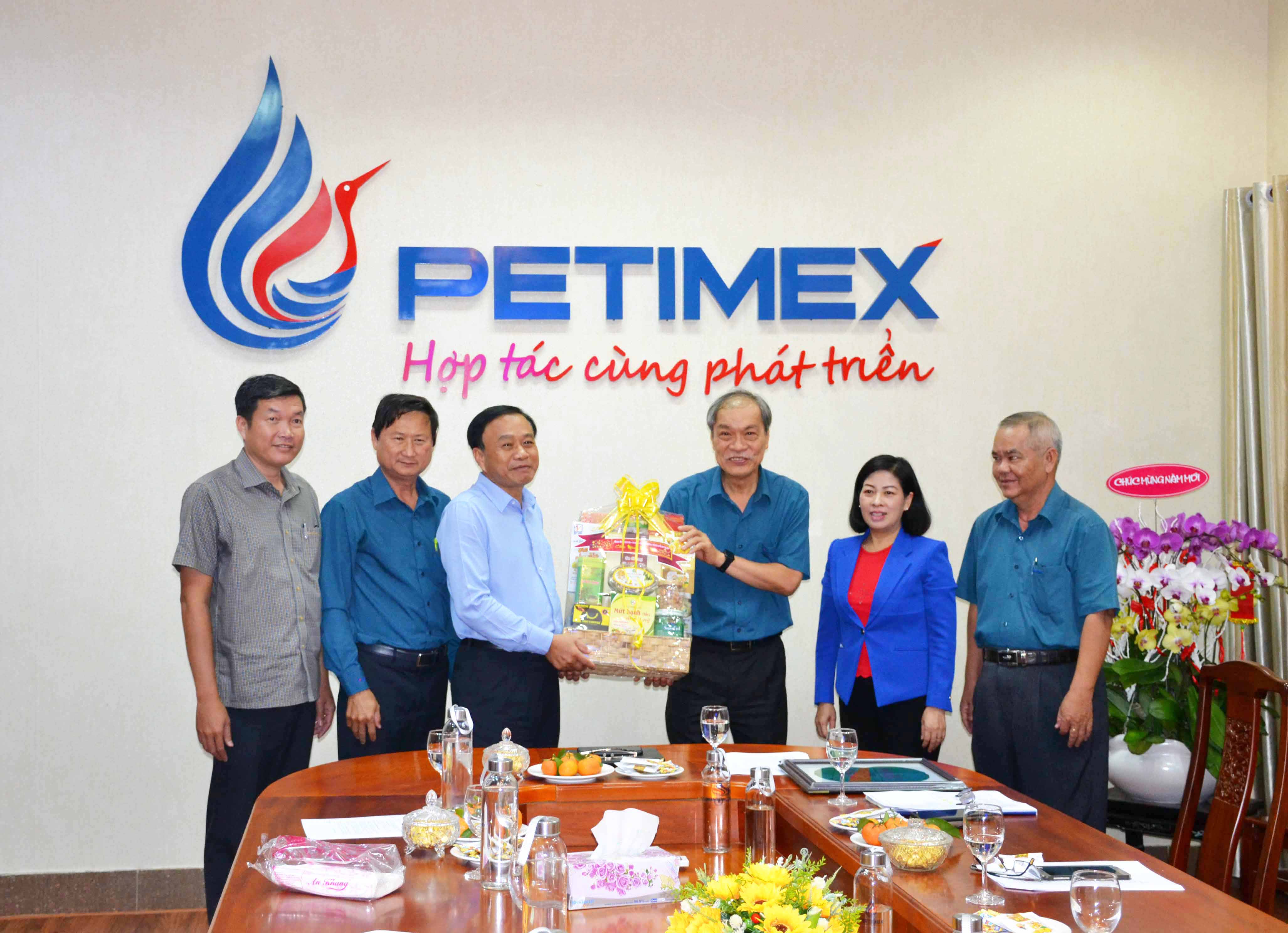 Lãnh đạo tỉnh đến thăm và chúc tết công ty petimex (10/01/2020) Lãnh đạo tỉnh đến thăm và chúc tết công ty petimex (10/01/2020)