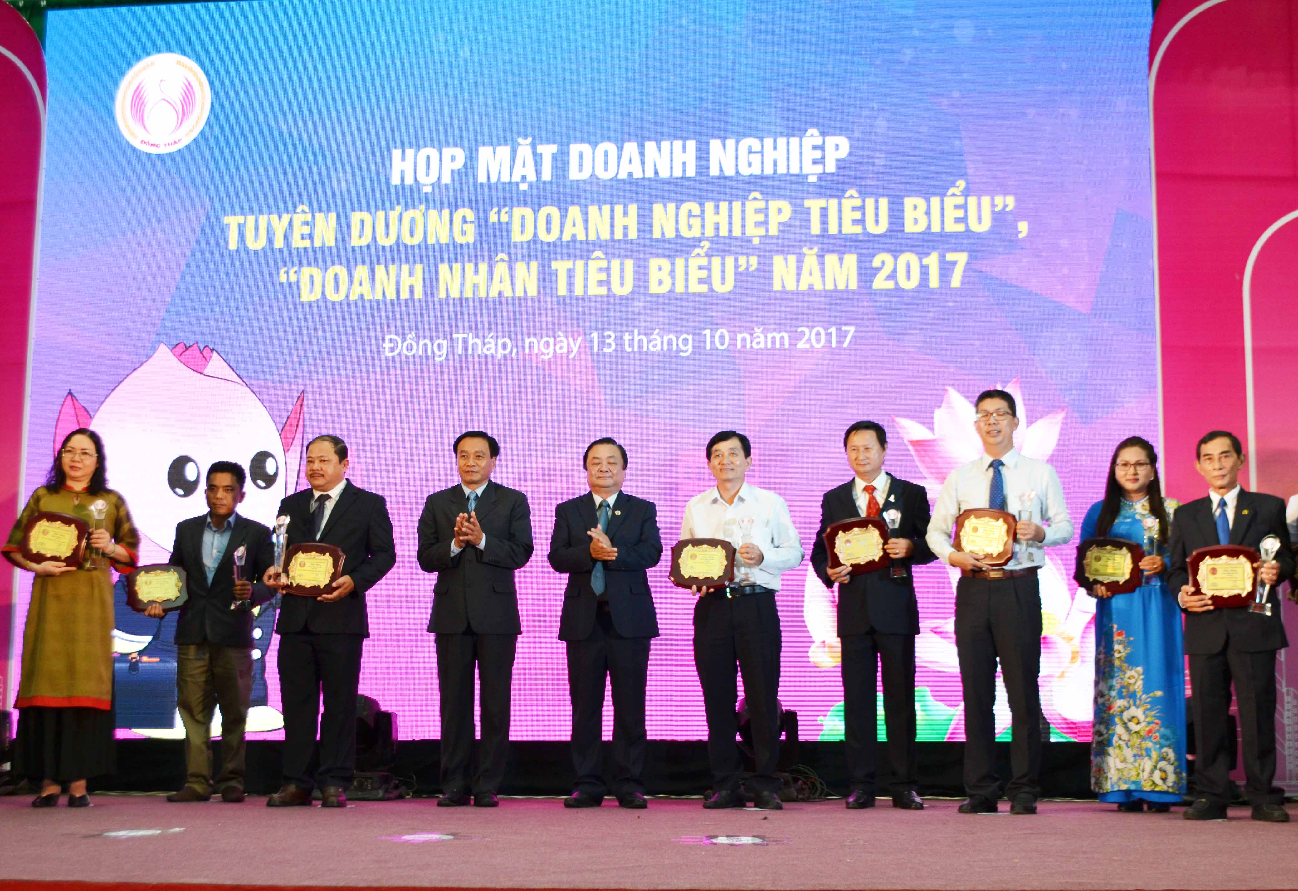 Petimex đạt danh hiệu “doanh nghiệp tiêu biểu” và “doanh nhân tiêu biểu” năm 2017. (16/10/2017) Petimex đạt danh hiệu “doanh nghiệp tiêu biểu” và “doanh nhân tiêu biểu” năm 2017. (16/10/2017)