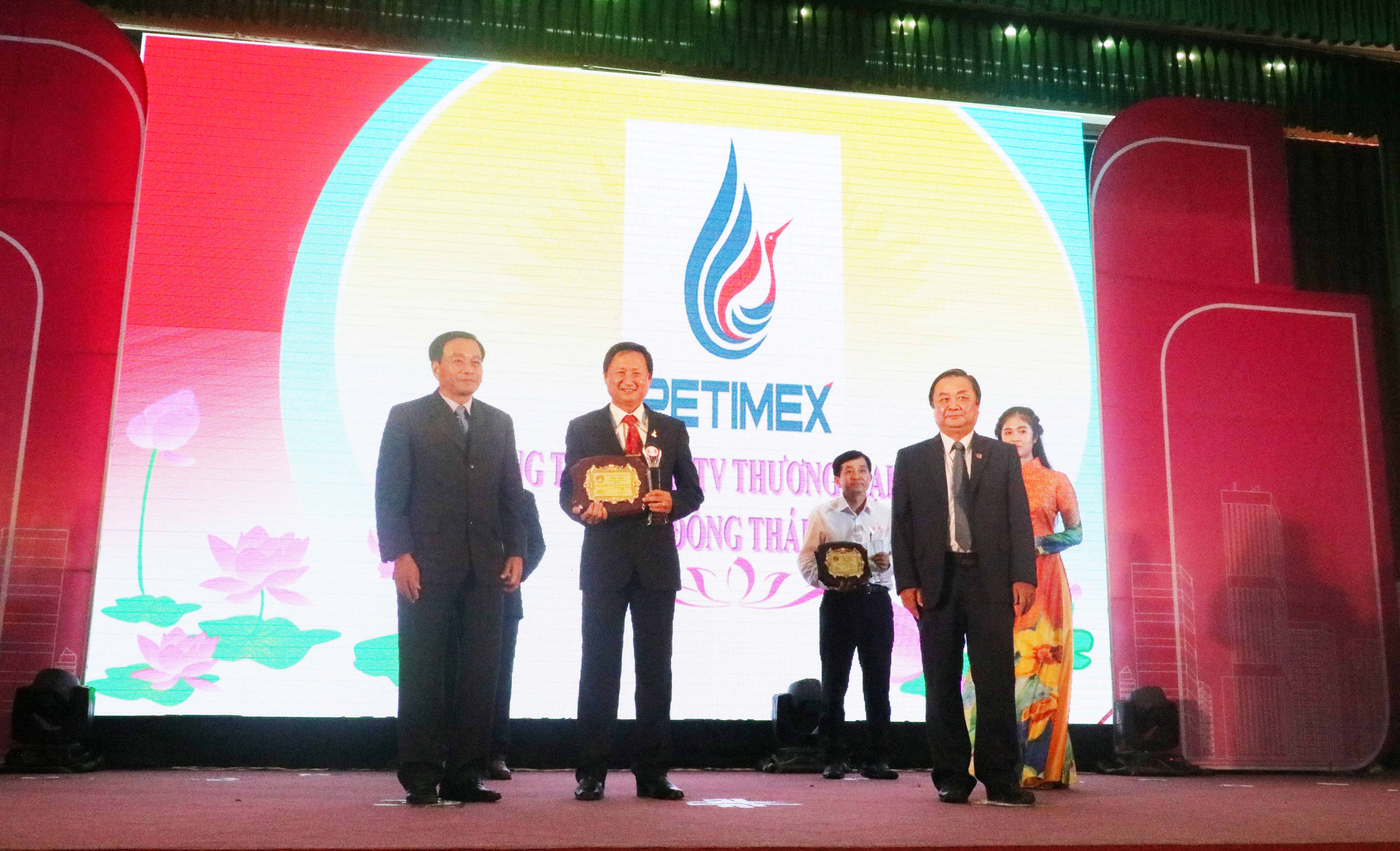 Petimex đạt danh hiệu “doanh nghiệp tiêu biểu” và “doanh nhân tiêu biểu” năm 2017. (16/10/2017) Petimex đạt danh hiệu “doanh nghiệp tiêu biểu” và “doanh nhân tiêu biểu” năm 2017. (16/10/2017)