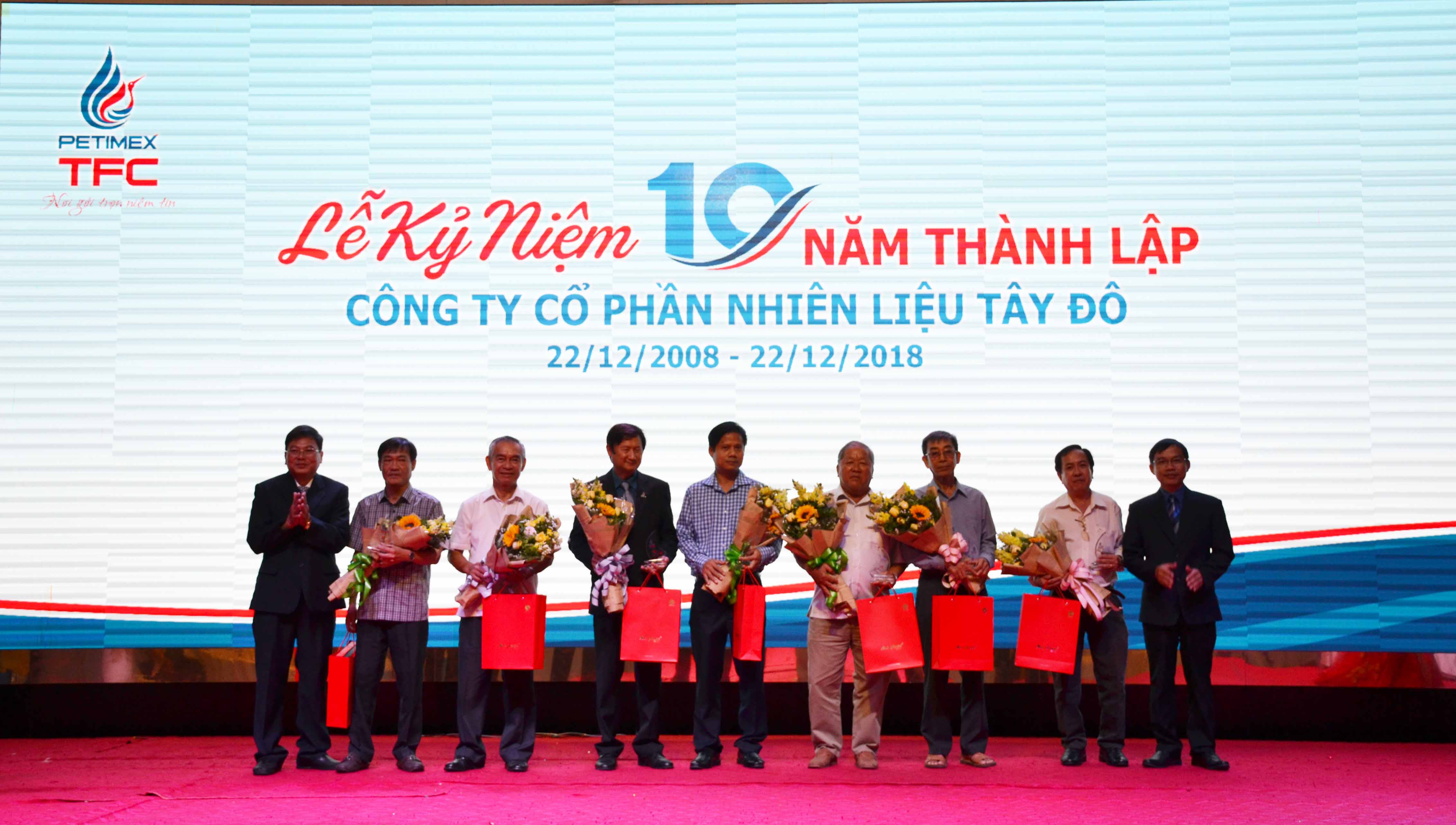 Lãnh đạo petimex chúc mừng kỷ niệm 10 năm thành lập tfc (22/12/2018) Lãnh đạo petimex chúc mừng kỷ niệm 10 năm thành lập tfc (22/12/2018)