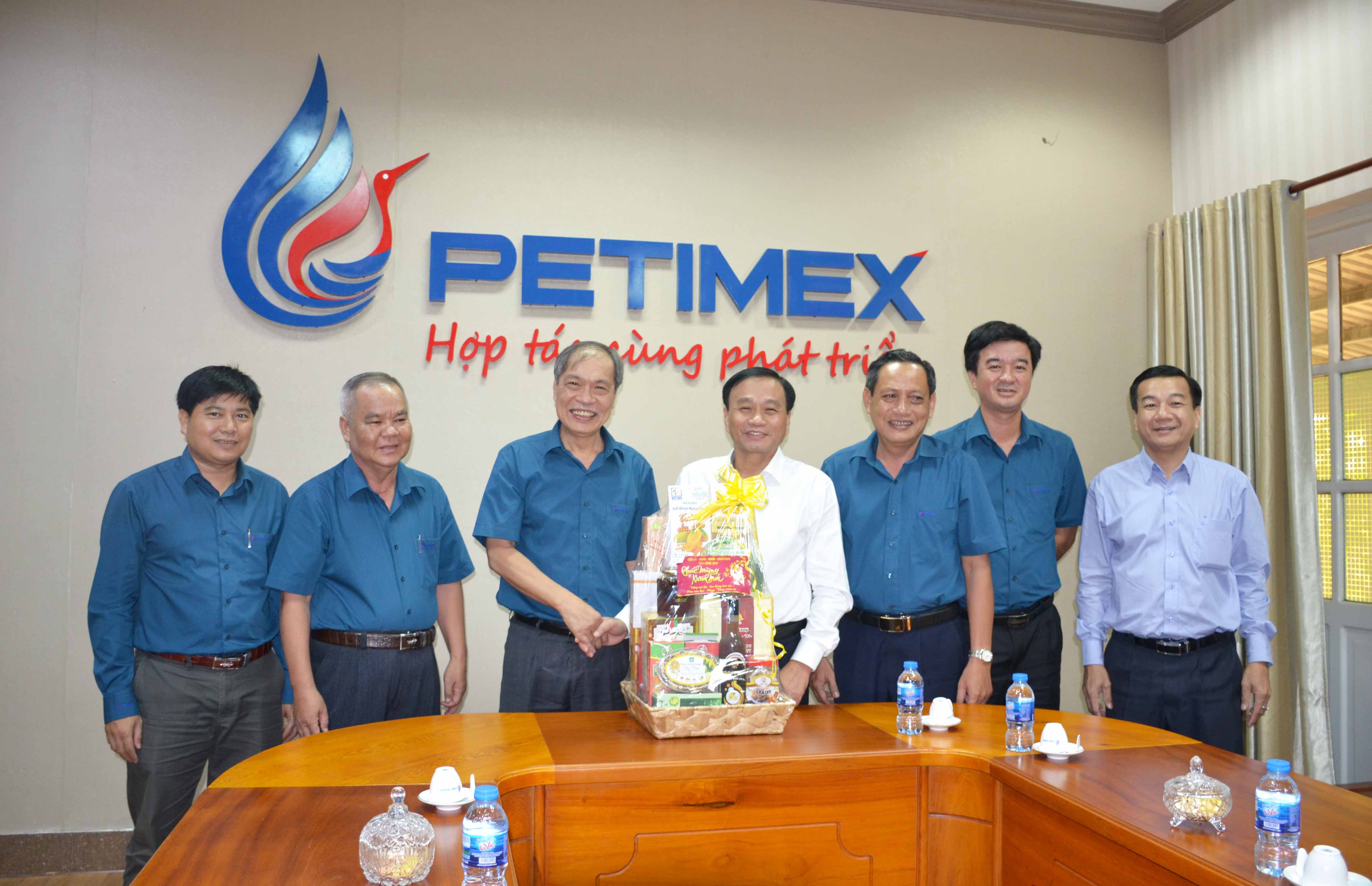 Lãnh đạo tỉnh đến thăm và chúc tết petimex (23/01/2019) Lãnh đạo tỉnh đến thăm và chúc tết petimex (23/01/2019)